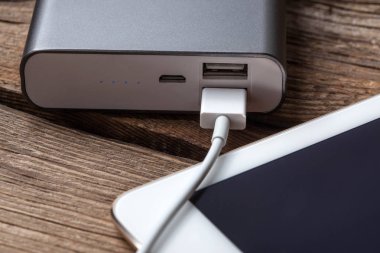 Güç bankasıyla çalışan akıllı telefon.
