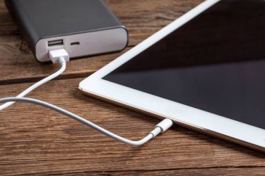 Güç bankasıyla çalışan akıllı telefon.