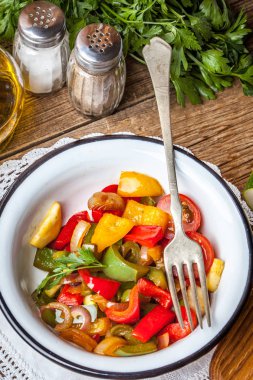 Ratatouille rustik bir tablo.