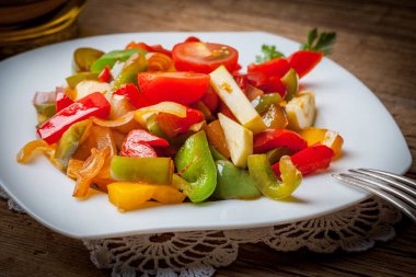 Ratatouille rustik bir tablo.