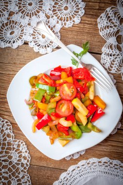 Ratatouille rustik bir tablo.