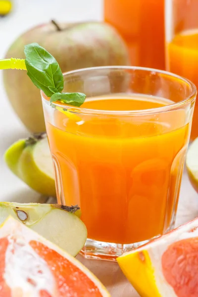 Juice av äpplen och röd grapefrukt. — Stockfoto