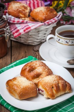 Ahşap bir masa üzerinde meyveleri ile buns.