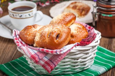 Ahşap bir masa üzerinde meyveleri ile buns.