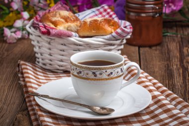 Ahşap bir masa üzerinde meyveleri ile buns.