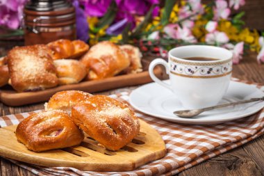 Ahşap bir masa üzerinde meyveleri ile buns.