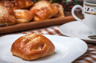 Ahşap bir masa üzerinde meyveleri ile buns.