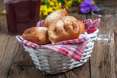Ahşap bir masa üzerinde meyveleri ile buns.
