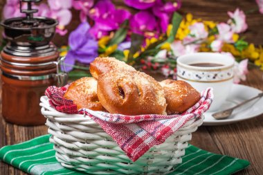 Ahşap bir masa üzerinde meyveleri ile buns.