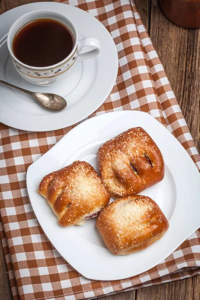 Ahşap bir masa üzerinde meyveleri ile buns.