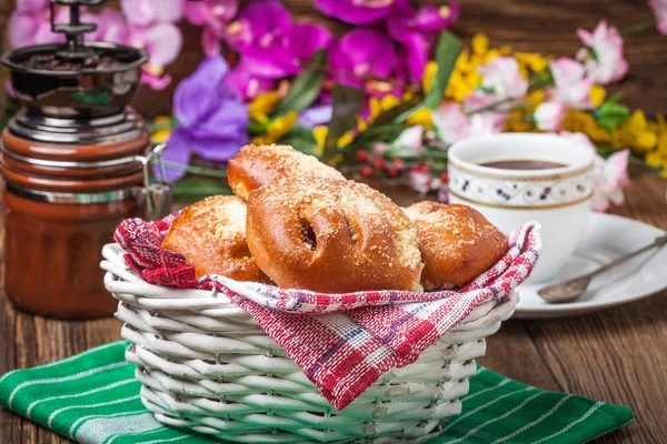 Buns com bagas em uma mesa de madeira . — Fotografia de Stock