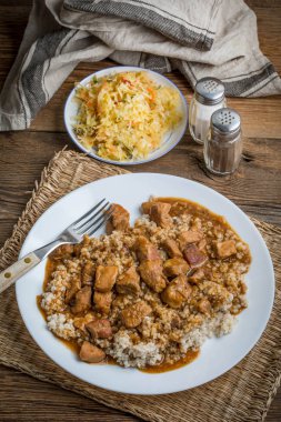 Pişirilmiş etli arpa kabuğu çıkarılmış tane.