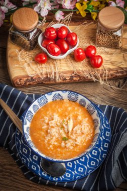 Pirinç taze domates çorbası.