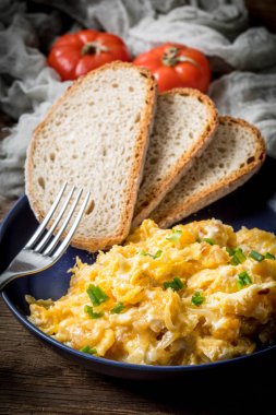 Sahanda yumurta soğan ve Frenk soğanı.