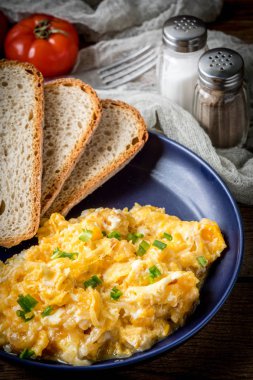 Sahanda yumurta soğan ve Frenk soğanı.