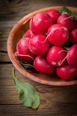 Büyük Demet taze turp.