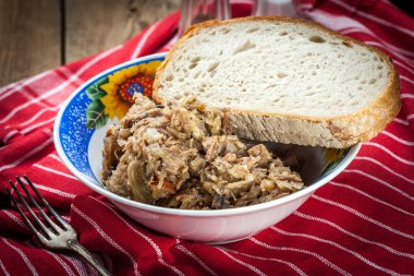 Geleneksel Lehçe lahana turşusu (bigos) Mantar ve et.
