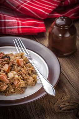 Geleneksel Lehçe lahana turşusu (bigos) Mantar ve et.