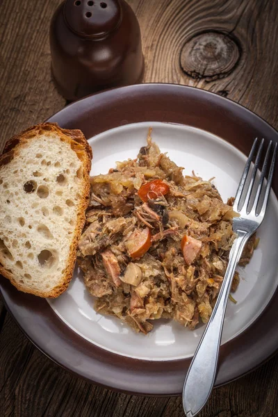 Traditionele Poolse zuurkool (bigos) met champignons en vlees. — Stockfoto