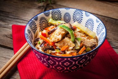 Kase sebze ile kızarmış tavuk.