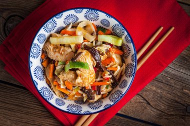 Kase sebze ile kızarmış tavuk.