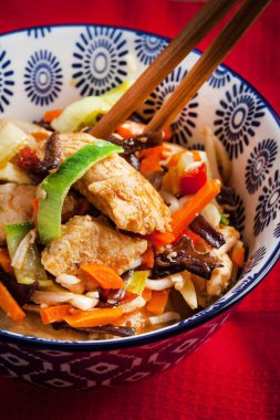 Kase sebze ile kızarmış tavuk.