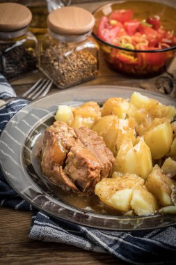 Demlenmiş Domuz eti et patates ile devam eder