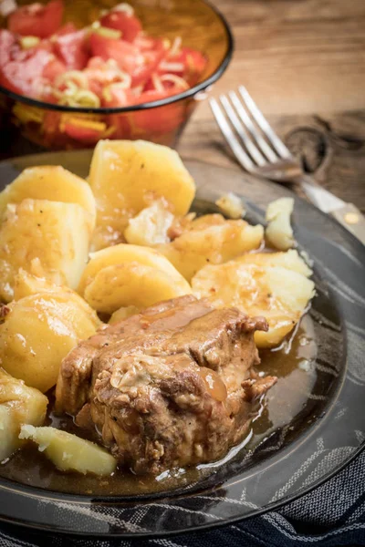 Viande de porc cuite servie avec des pommes de terre — Photo