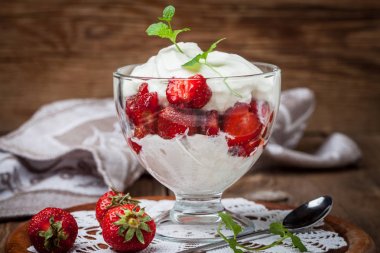 Çilekli kremalı tatlı.