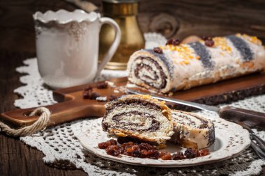 bir plaka üzerinde haşhaş tohumu kek parçaları.