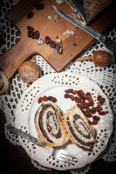 Trozos de pastel de semillas de amapola en un plato . — Foto de Stock