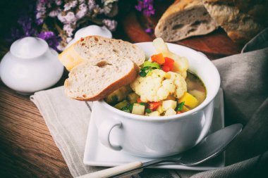 taze ev yapımı sebze çorbası.