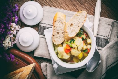 taze ev yapımı sebze çorbası.