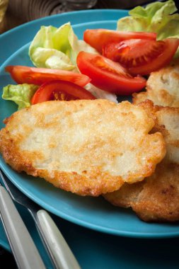 Çıtır çıtır kızarmış ev yapımı patates gözlemesi.