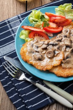 Mantar soslu çıtır çıtır kızarmış ev yapımı patates gözlemesi.