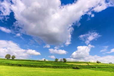 manzara güzel bahar ve bulutlu gökyüzü.