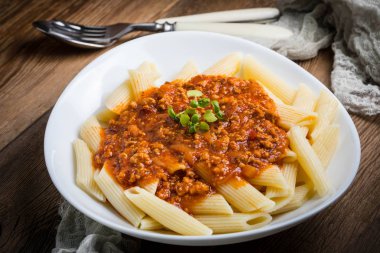 Domates bolognese soslu makarna penne.