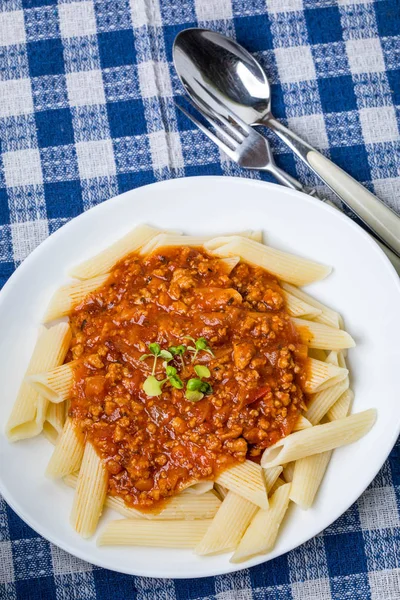 Penne de pasta con salsa de tomate boloñesa . —  Fotos de Stock