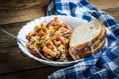 Yumurta ile kızarmış sosis parçaları.