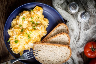 Sahanda yumurta soğan ve Frenk soğanı.