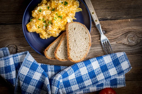 Scrambled eggs with onion and chives. — Stock Photo, Image
