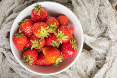 Ev bahçesinden taze çilek.