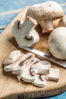 Ham mantar dilimlenmiş.