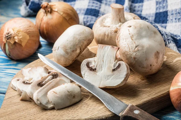 Geschnittene rohe Champignons. — Stockfoto