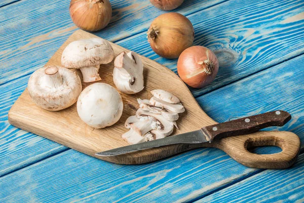 Cogumelos em bruto cortados . — Fotografia de Stock