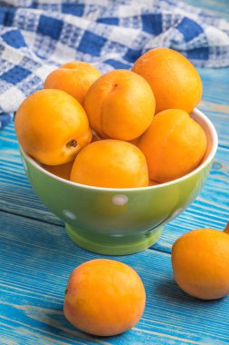 Kase taze kayısı dolu.