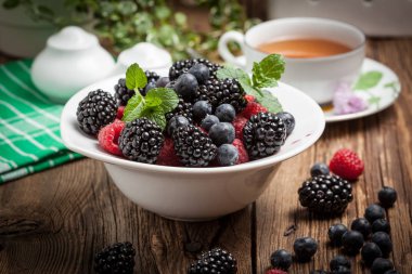 Bir kase çilek karışımı.