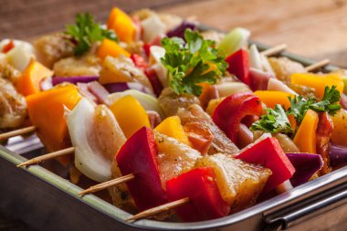 Ham sığır eti şiş ızgara için hazır