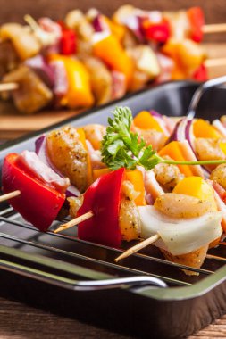 Ham sığır eti şiş ızgara için hazır