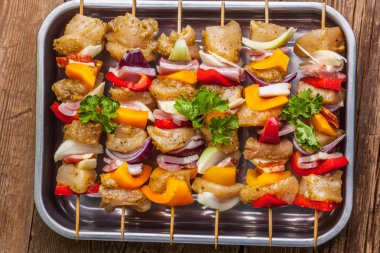 Ham sığır eti şiş ızgara için hazır